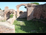 04915 ostia - regio i - insula xvii - terme del mitra (i,xvii,2) - aus raum b in ri raum k - nische - blick ri osten.jpg